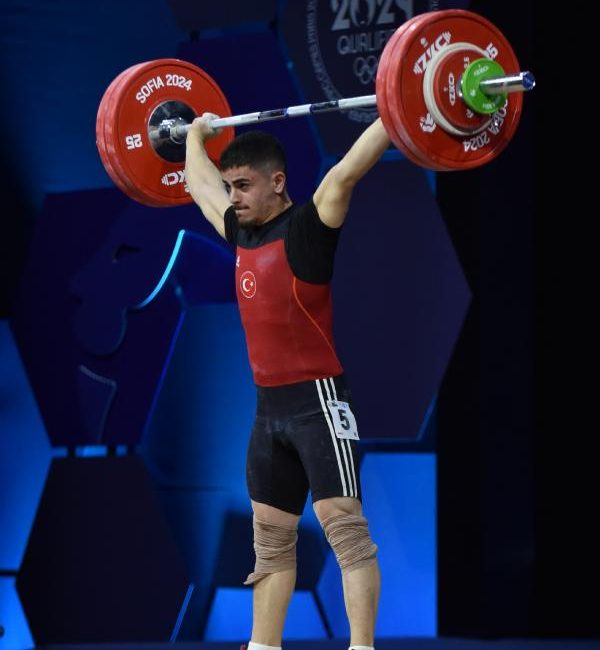 Kaan Kahriman, Avrupa Halter Şampiyonası’nda altın madalya kazandı